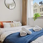 Sunny Views W Balcony, Netflix, 200m Tram&bus, Design District شقة