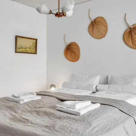 Sunny Views W Balcony, Netflix, 200m Tram&bus, Design District